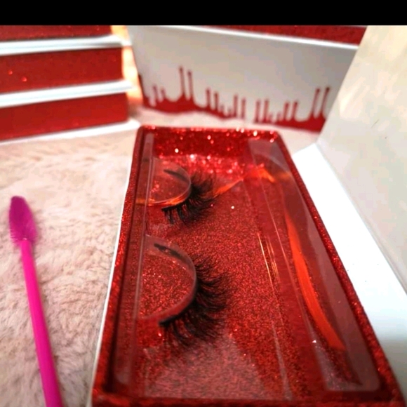 Eyelashes - Picture 2 of 2